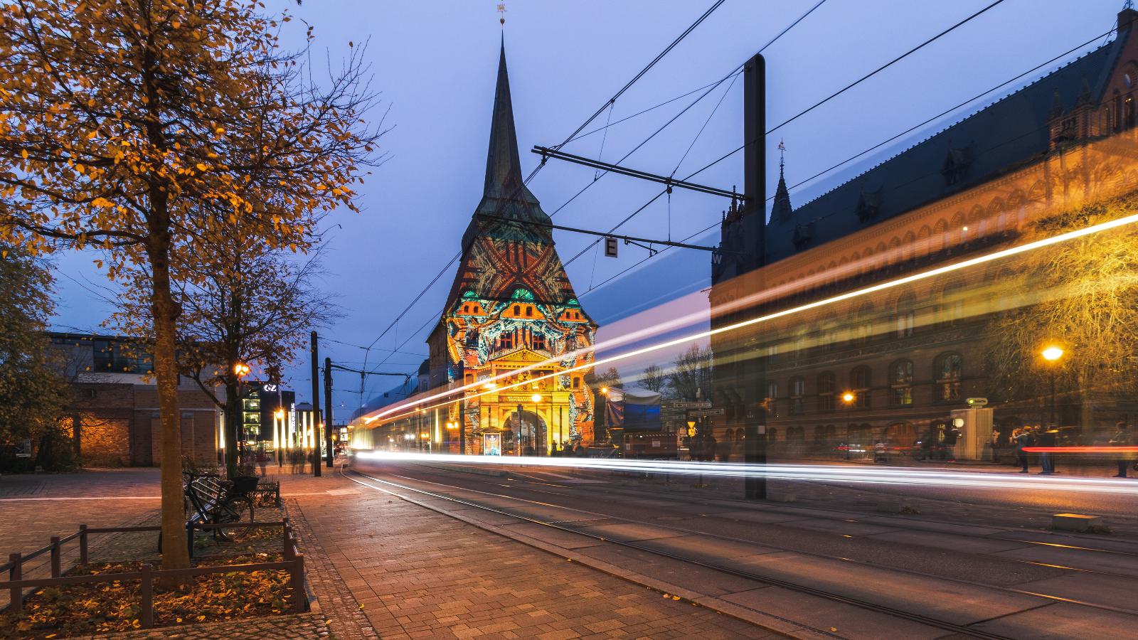 Das Steintor in Rostock erstrahlt in abwechslungsreichen Pani-Projektionen. 