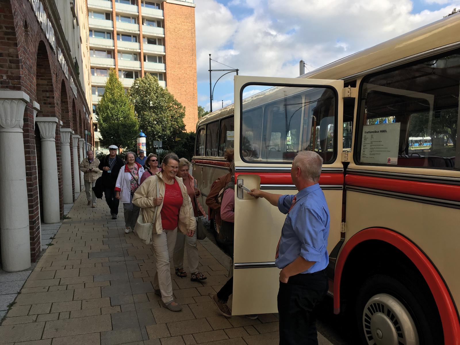 Der historische Bus der Rostocker Straßenbahn unterwegs mit unseren Kunden.