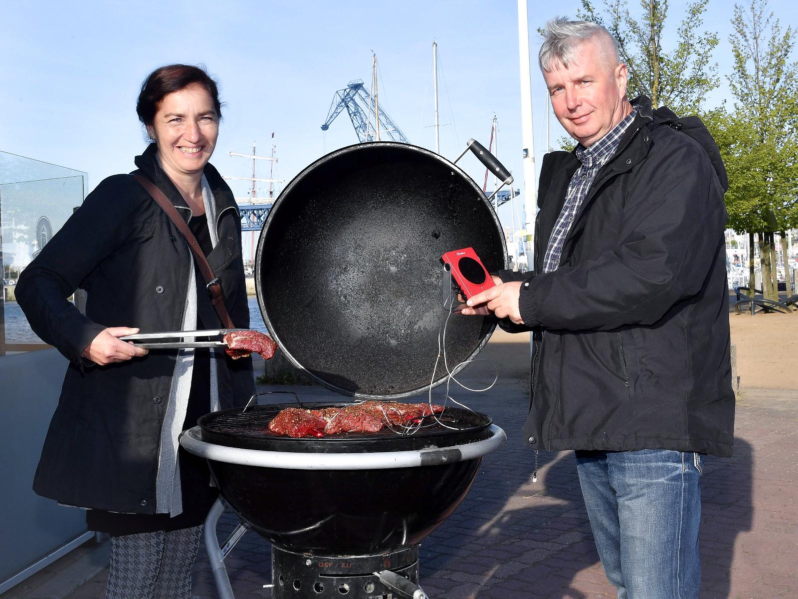 Alles, was auf den Grill kam, wurde von Thea und Wolfgang Müller auch neugierig probiert.