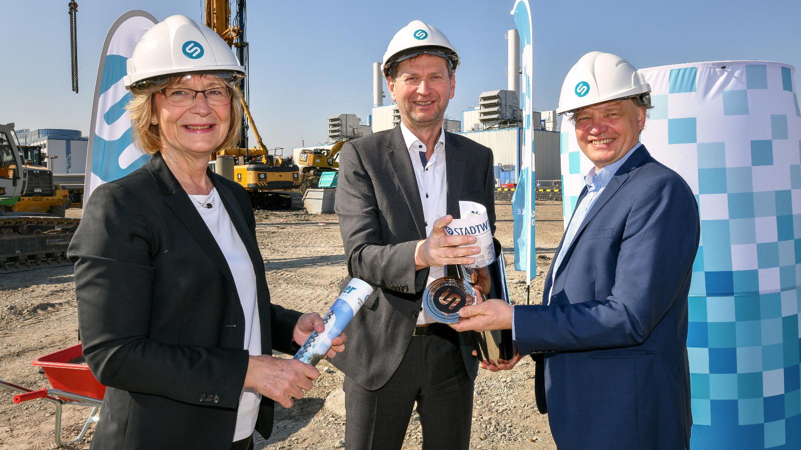 Die Stadtwerke-Vorstände Ute Römer und Oliver Brünnich zusammen mit Johann-Georg Jaeger (r.), Aufsichtsratsvorsitzender des Unternehmens. Foto: Margit Wild. 