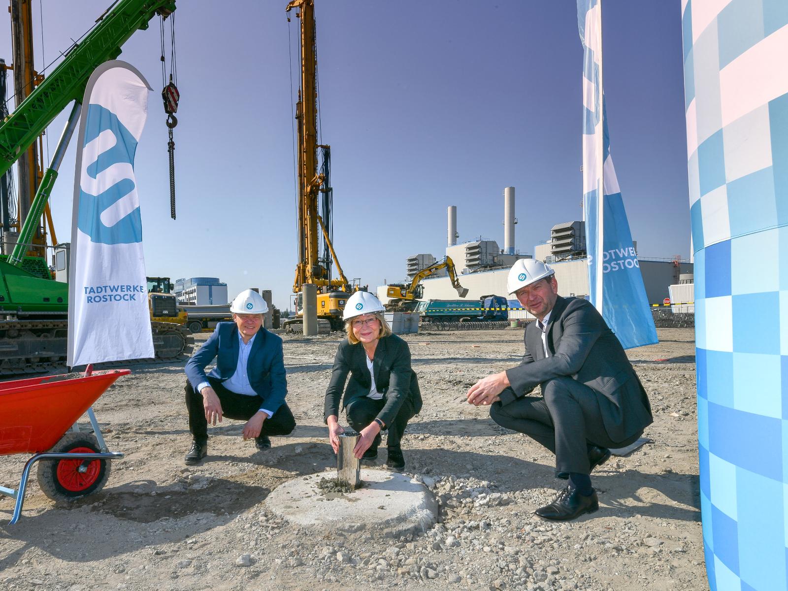 Zusammen wird die Zeitkapsel ins Fundament gelassen. Foto: Margit Wild