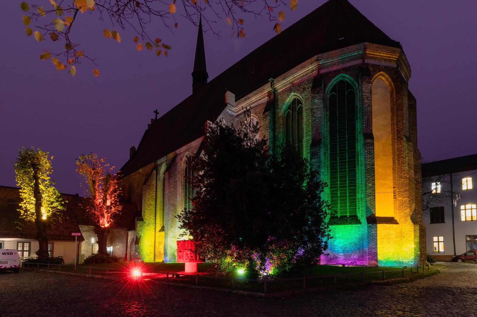 Die Universitätskirche am Klosterhof erstrahlte in bunten Farben.