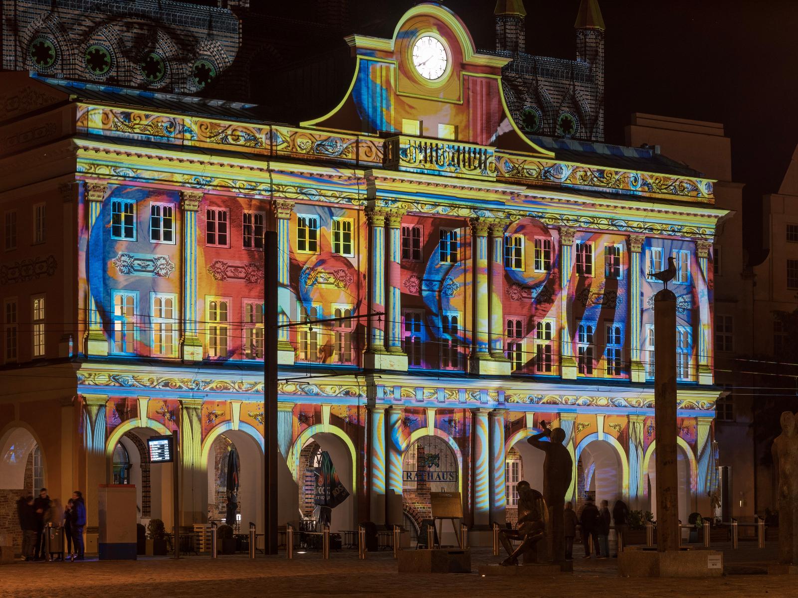 Das Rostocker Rathaus zeigt sich in völlig neuer Verkleidung - dank der Lichtwoche 2020 mit ihren Lichtblicken.
