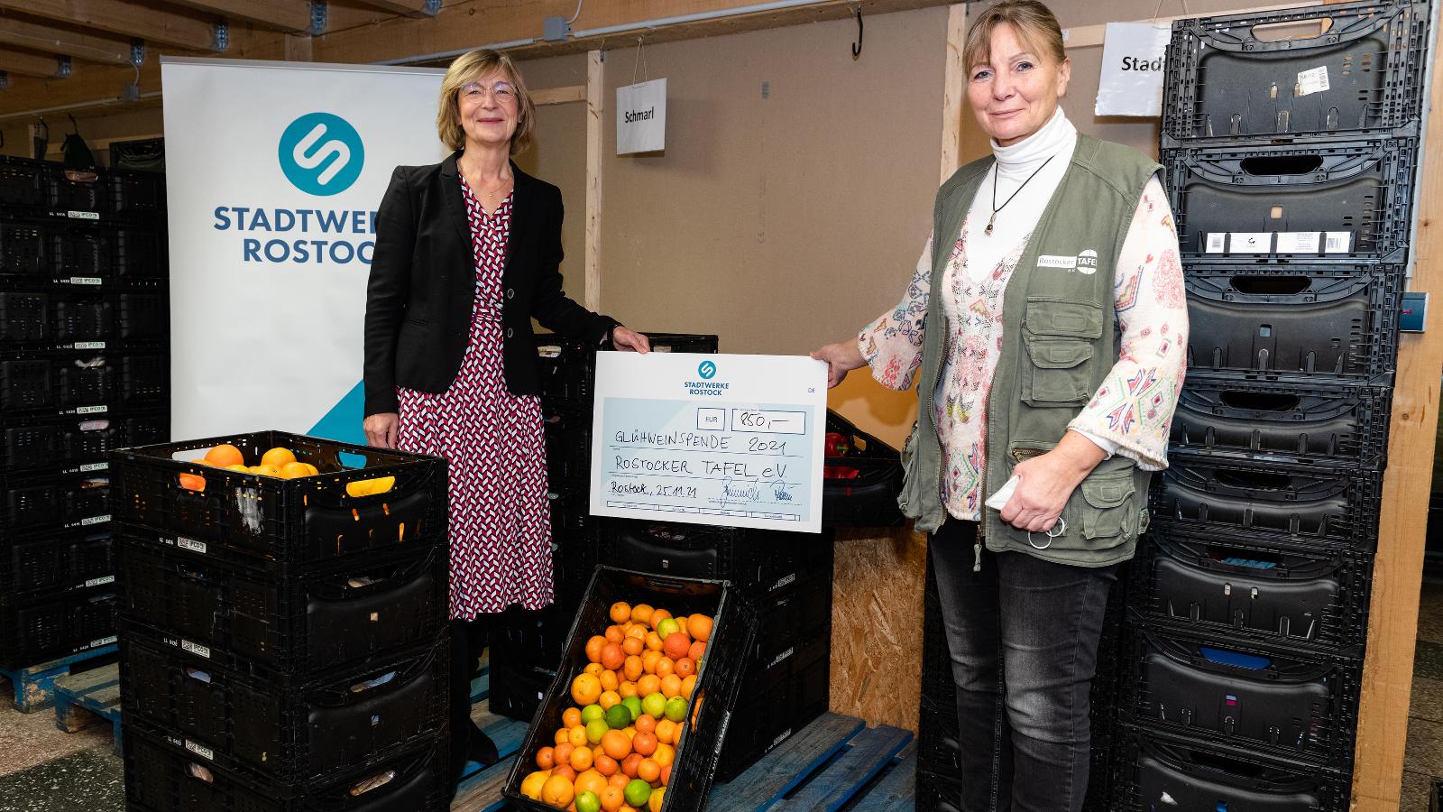 Vorstand Ute Römer (l.) mit Beate Kopka, Leiterin der Rostocker Tafel. Foto: Margit Wild