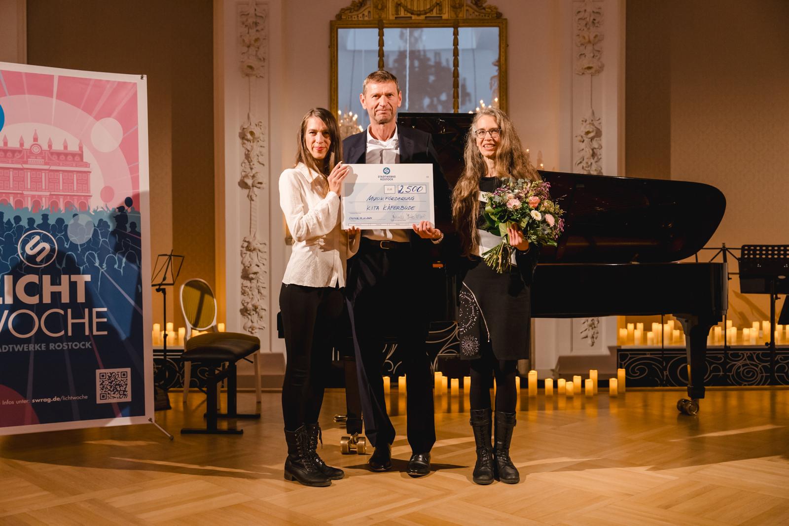 Foto: Vorstandsvorsitzender Oliver Brünnich mit den beiden Vertreterinnen der Kita Käferbude