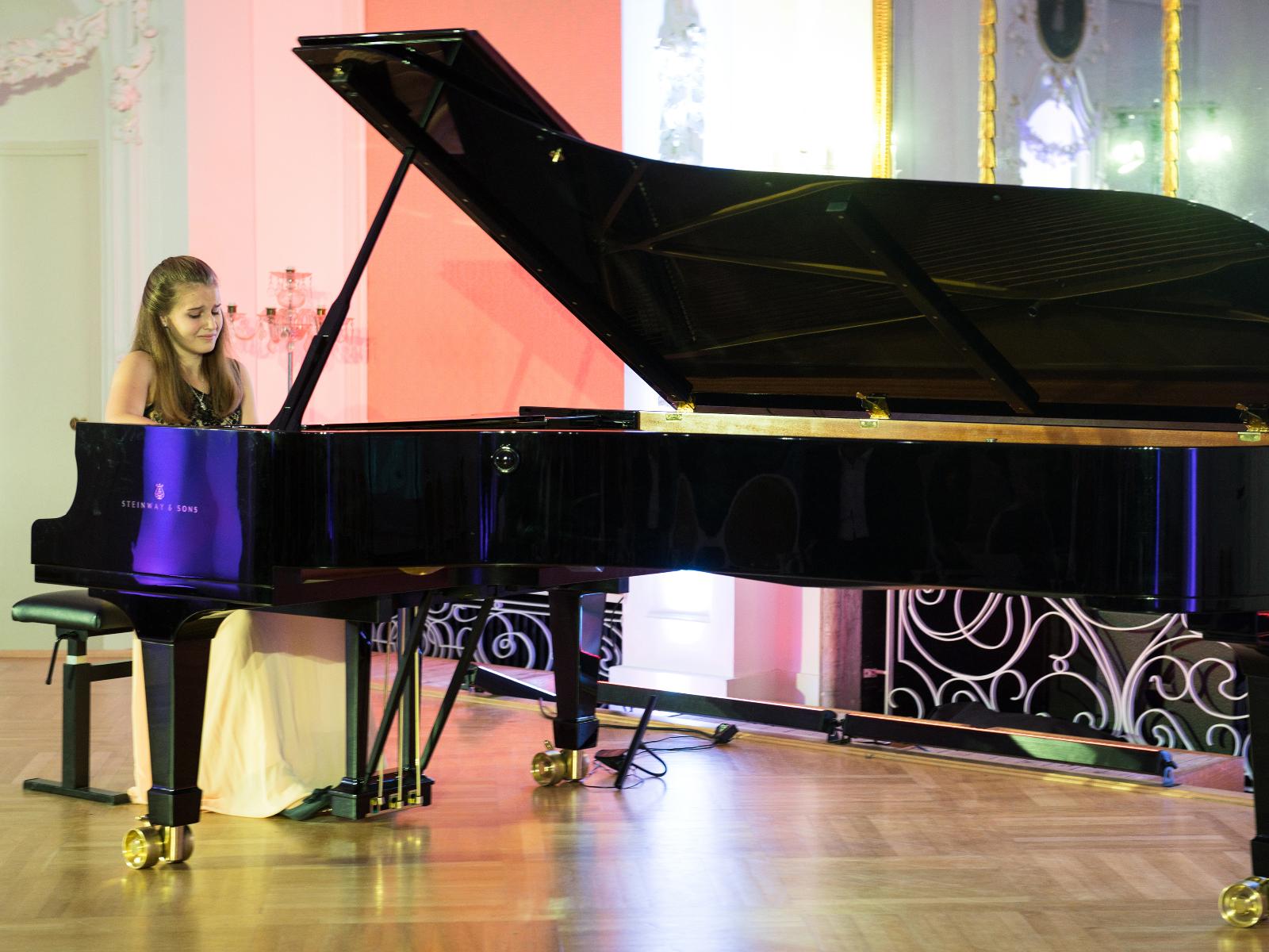 Pianistin beim Benefizkonzert im Barocksaal