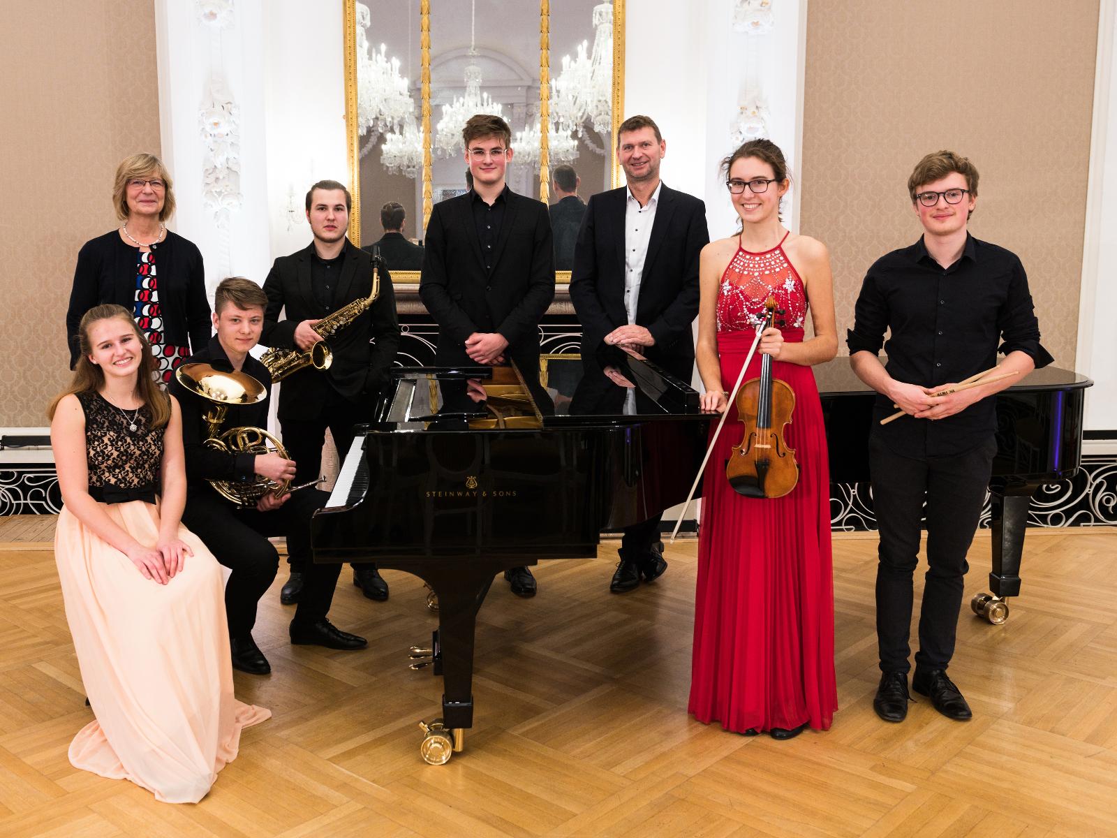 Vorstands-Vorsitzender Oliver Brünnich und Vorstands-Mitglied Ute Römer mit den Musikern der young academy Rostock