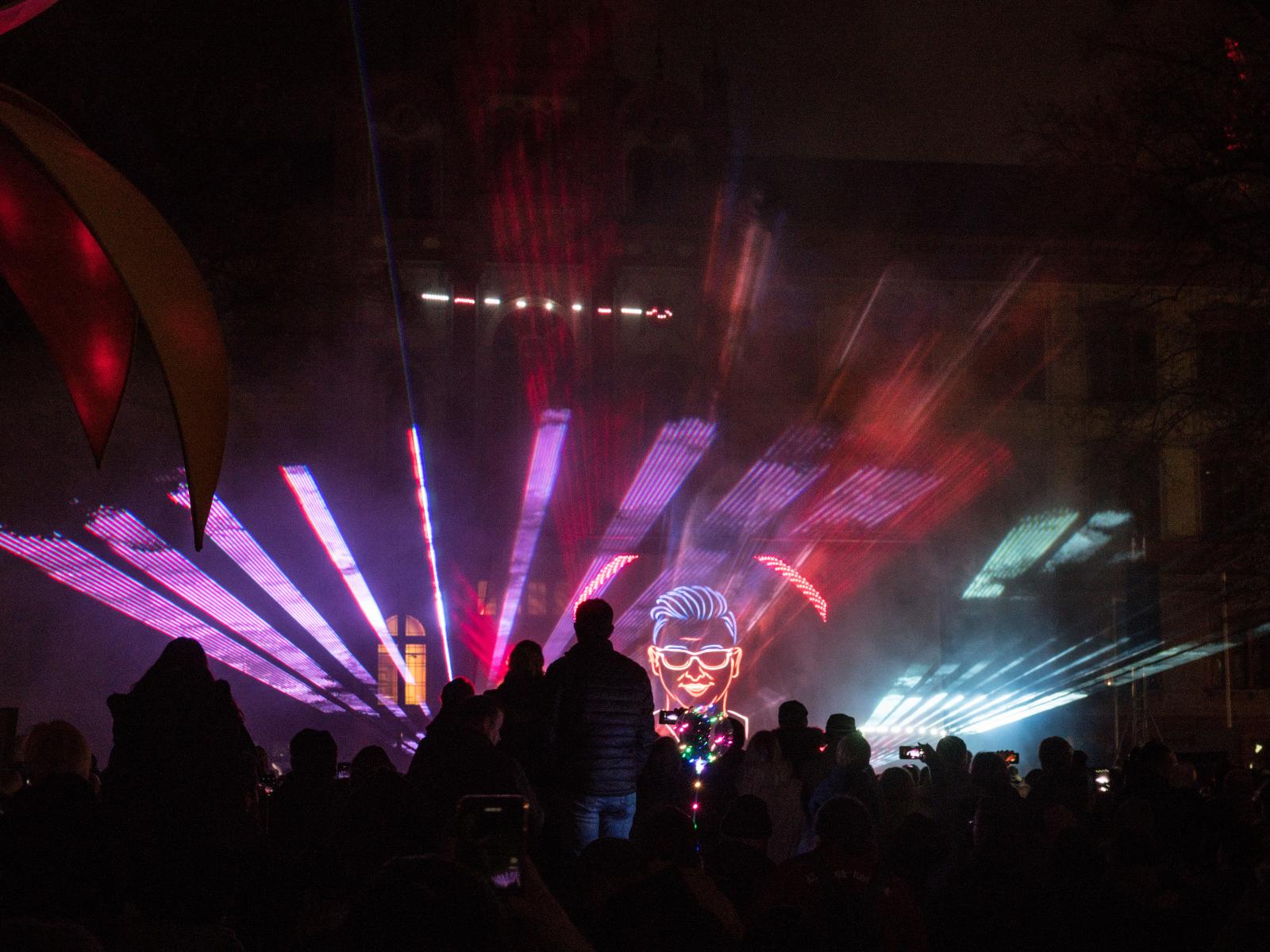 Höhepunkt des Abend: Die abwechslungsreiche Lasershow an der Fassade des Uni-Hauptgebäudes