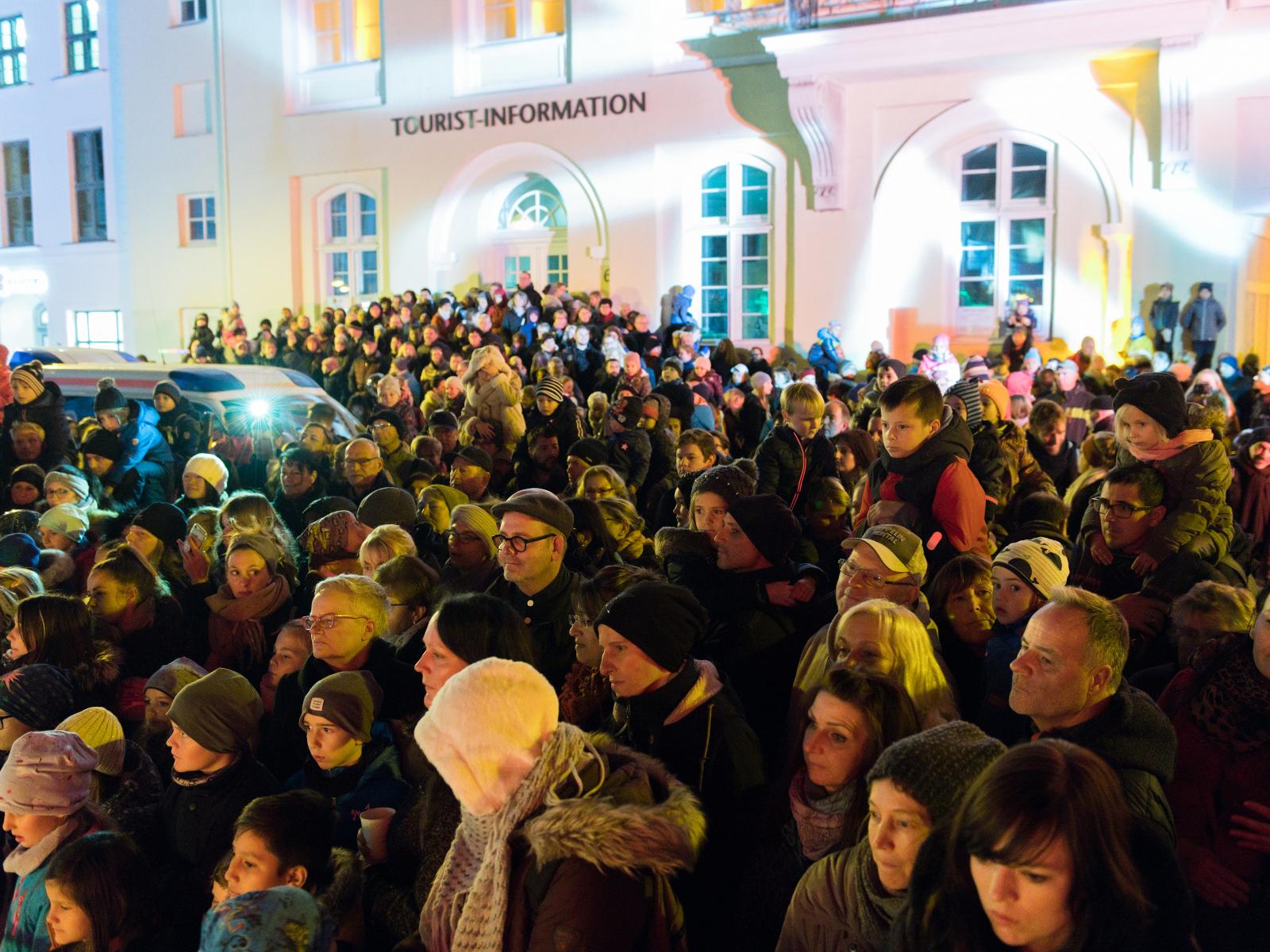 Die zahlreichen Besucher auf dem Uni-Platz staunen über die verschiedenen Aktionskünstler 