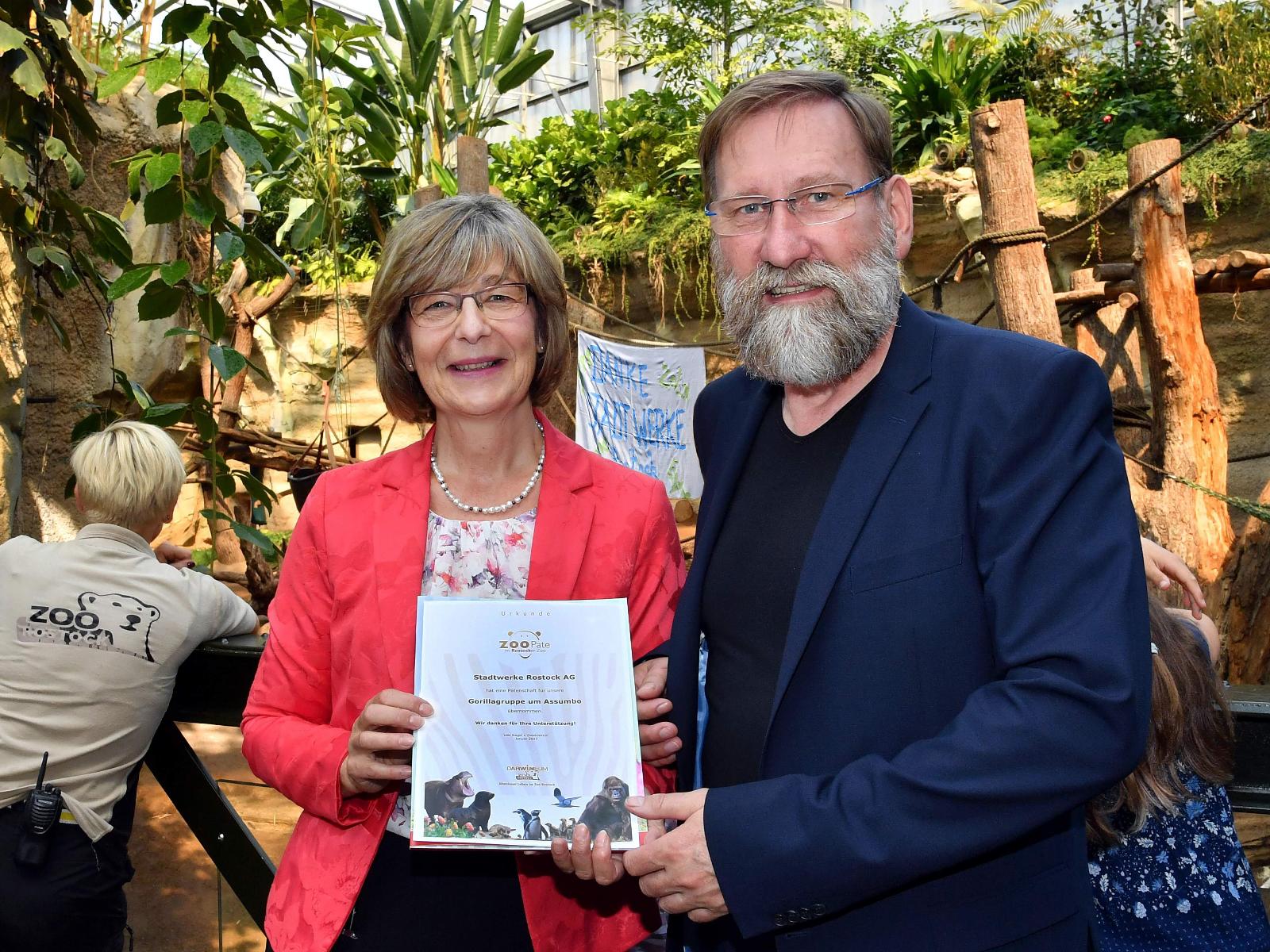 Vorstandsmitglied Ute Römer und Zoodirektor Udo Nagel