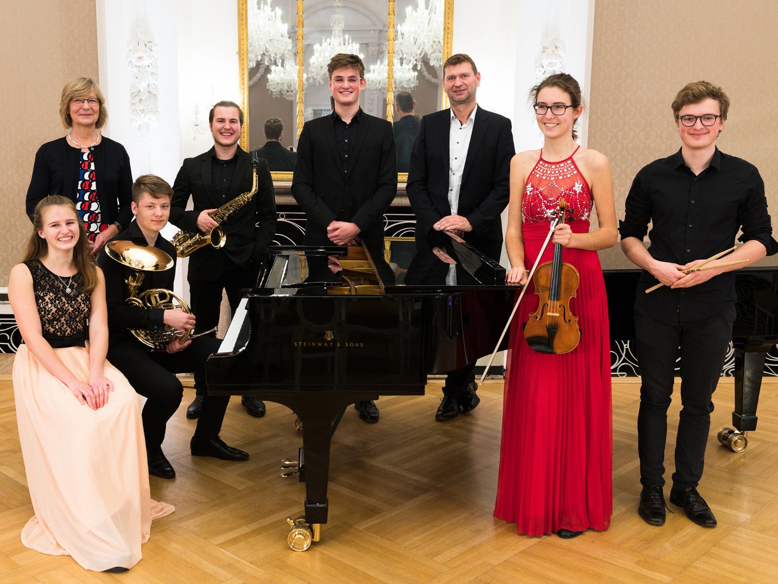 Vorstands-Vorsitzender Oliver Brünnich und Vorstands-Mitglied Ute Römer mit den Musikern der Young Academy Rostock