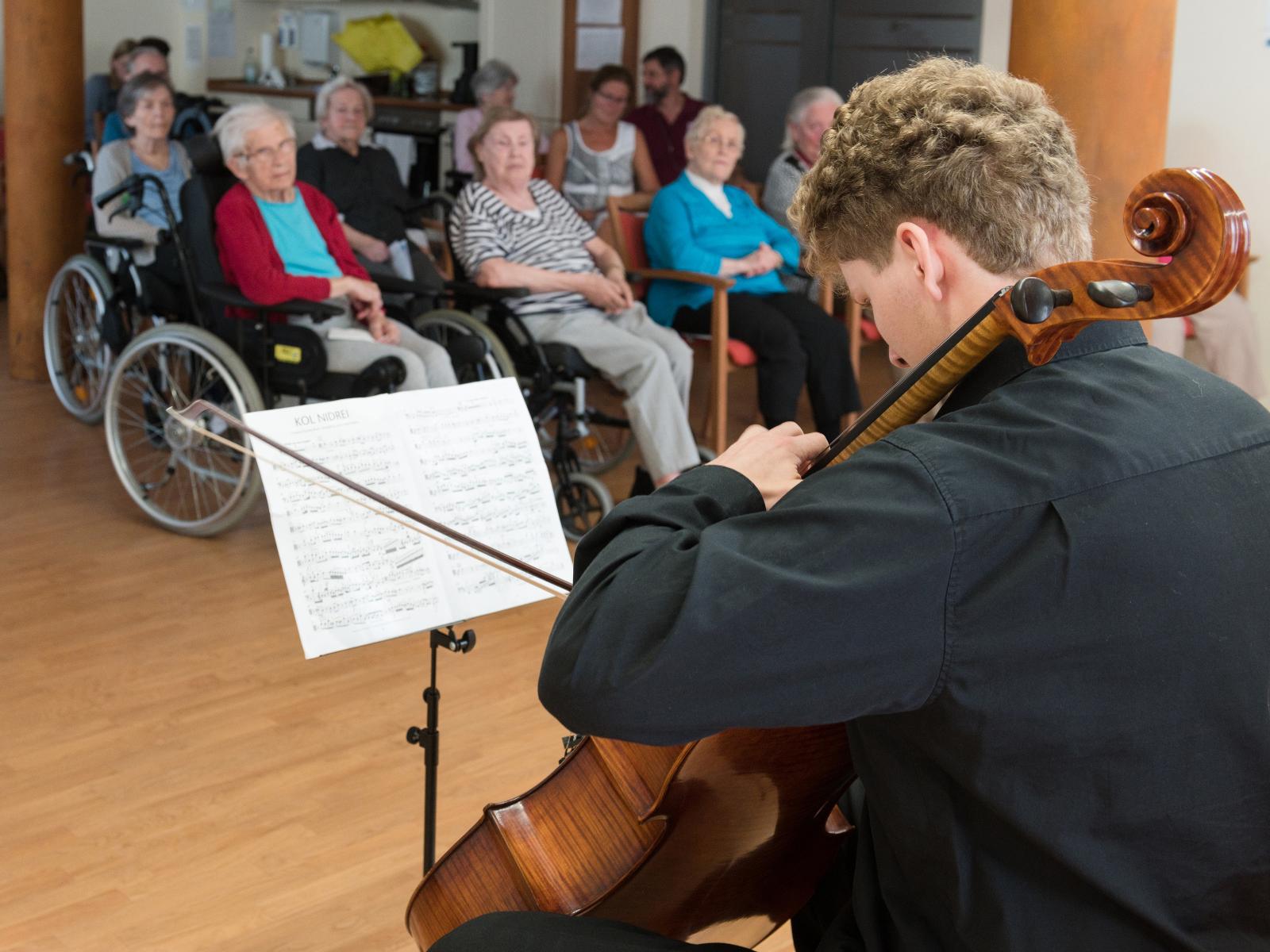 Die Senioren erfreuen sich an den Klängen des Cellos.