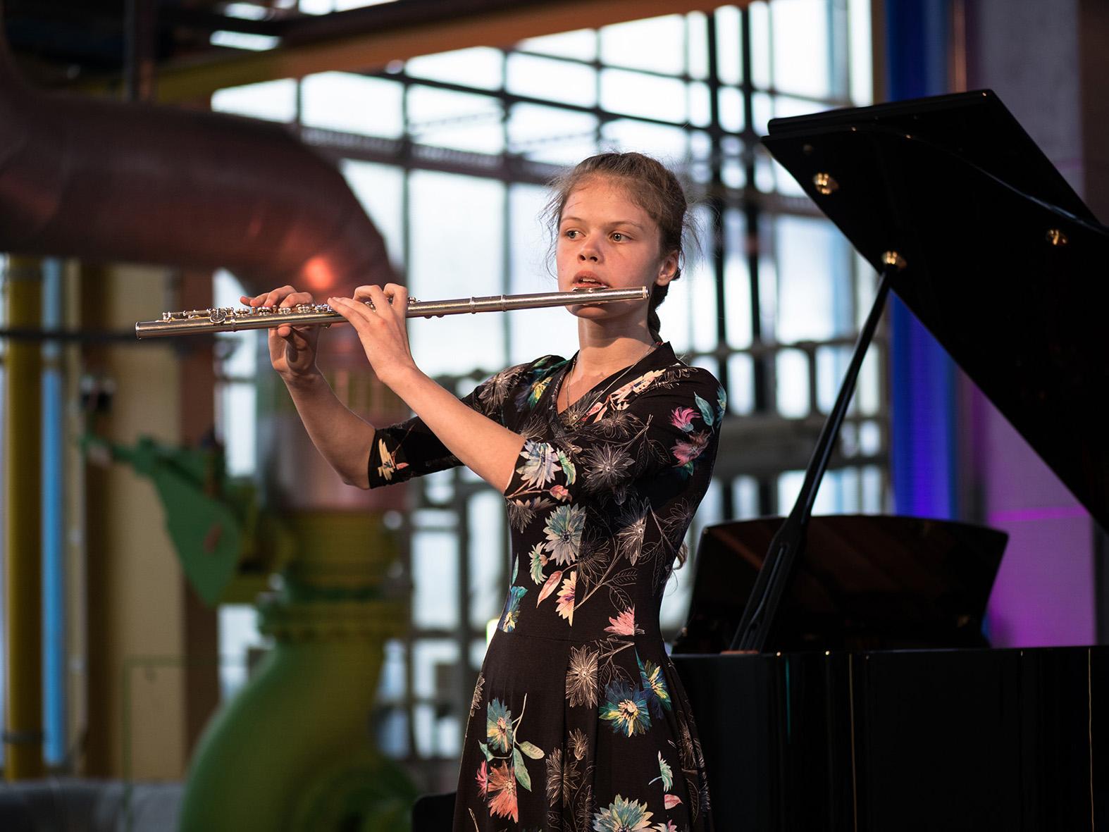 Klassik im Kraftwerk: Meret Louisa Vogel begeistert das Publikum mit ihrer Querflöte. 