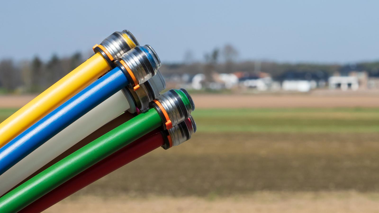 Kabel, in denen mehrere Lichtwellenleiter gebündelt sind.