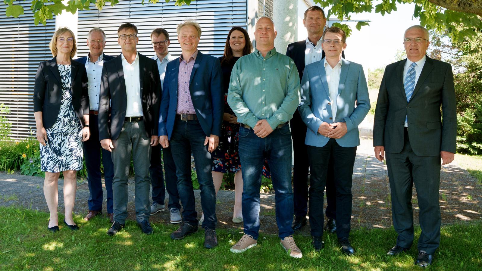 v.l.n.r.: Ute Römer (Vorstandsmitglied SWRAG), Oliver Hill (Generalbevollmächtigter Handel der VNG), Helmfried Günther (Arbeitnehmer-Vertreter), Dr. Stefan Posselt (SPD), Johann-Georg Jaeger (Bündnis90/Die Grünen und Aufsichtsratsvorsitzender SWRAG), Franziska Raeuber (CDU), Andreas Knolle (Arbeitnehmer-Vertreter und stellvertr. Aufsichtsratsvorsitzender), Oliver Brünnich (Vorstandsvorsitzender SWRAG), Olaf Groth (Die Linke), Dr. Christof Schulte (Vorstandsmitglied Thüga AG) - auf dem Foto fehlt: Michaela Sachse (Arbeitnehmer-Vertreterin) - Foto: Holger Martens